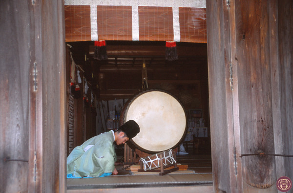 Izumo Taisha. Sacerdote in procinto di suonare il grande tamburo. Agosto 2005.