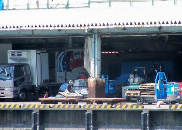 Retro di Tsukiji, il mercato del pesce di Tokyo. Agosto 2007.