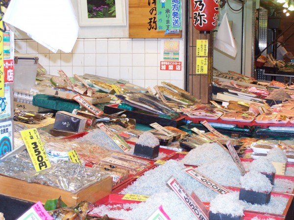 Banco del pesce al mercato di Nishiki-koji, Kyoto