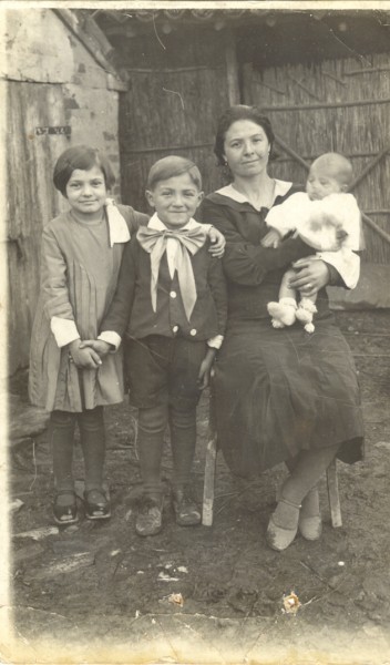 Nonna Lucia, con zia Silvia, mio papà, Zeno, e in braccio, lo zio Giuseppe