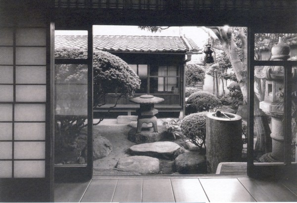 Giardino interno dello Hashimaya (foto di R. Hata)