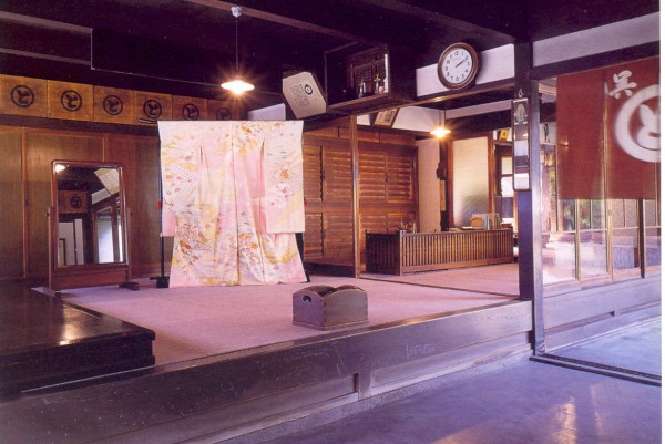 Interno dello storico laboratorio Hashimaya, Kurashiki (foto di R. Hata)