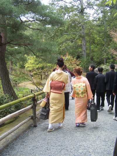 Passeggiando nel giardino del Kinkakuji, Kyoto.