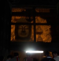 Il Daibutsu ci guarda dalla finestra del Todaiji.