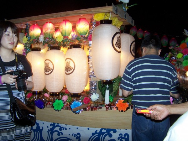 La barca di Obon al fiume. Nagasaki, 2009.