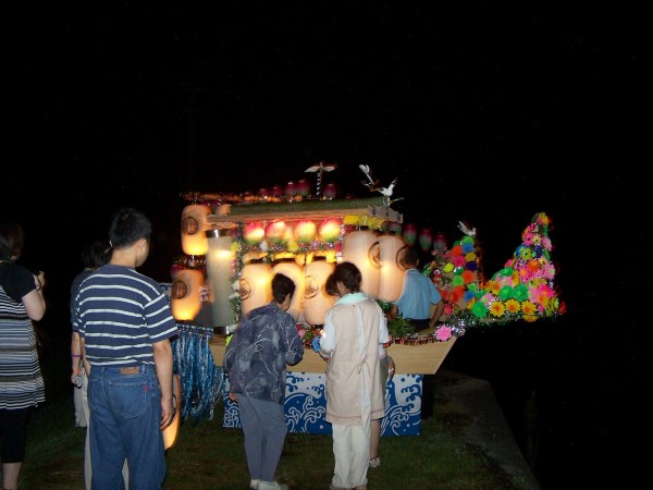 Ammirando la grande barca di Obon. Nagasaki, 2009.