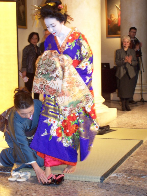 Vestizione della geisha a Palazzo Reale, 14 gennaio 2010.