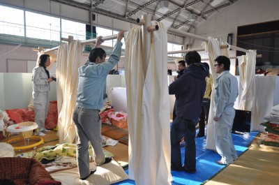 Shigeru Ban al lavoro fra i terremotati (foto dal sito dell'architetto).