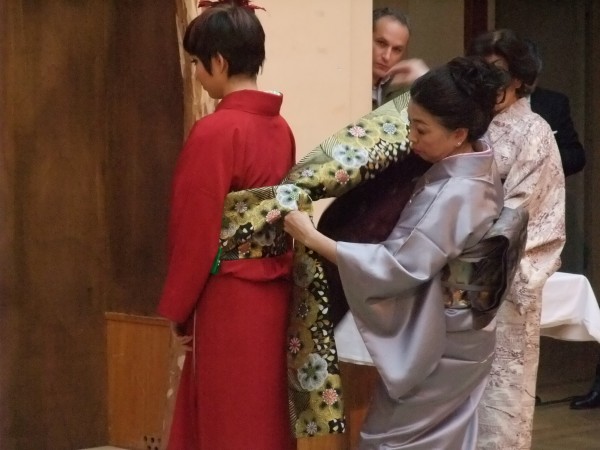 Vestizione del kimono della maestra Hoashi. Lugano, febbraio 2011.