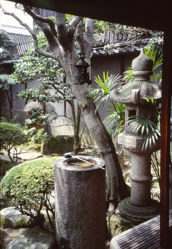 Giardino interno di una casa del periodo Meiji a Kurashiki. Agosto 1998.
