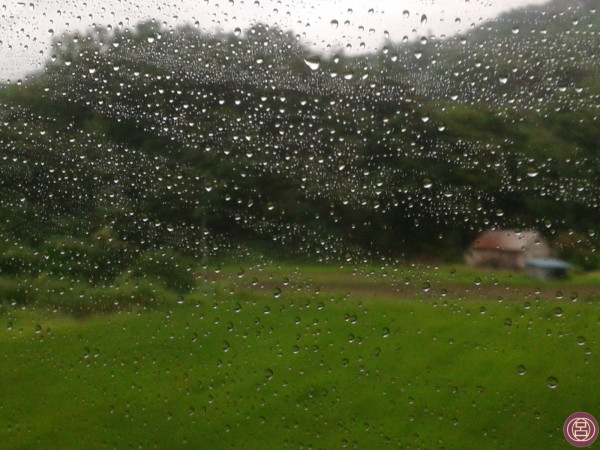 Oltre il finestrino, la pioggia. Verso Yamagata, inizio di agosto 2013.