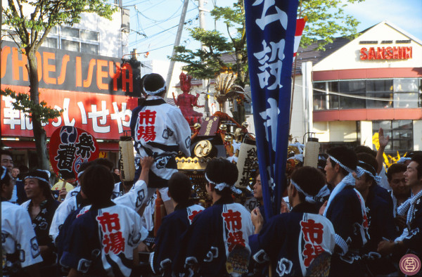 Portando il micosi nel meriggio di Aizu. Aizu Wakamatsu, agosto 2001.