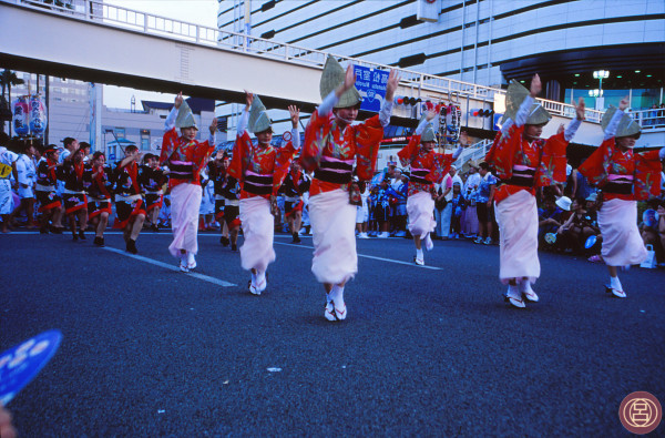 Gesti di inarrivabile bellezza, l'Awa odori. Tokushima, agosto 2002.