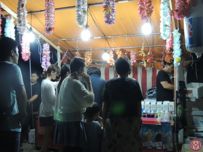 La difficile scelta del gusto del kakigori. Nara, agosto 2013.