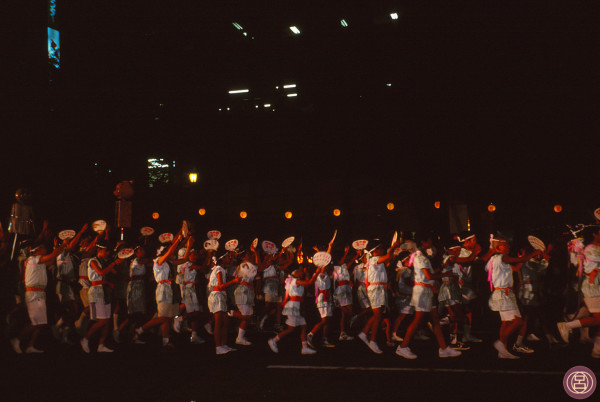 Nella notte di Kumamoto si danza per Obon. Agosto 1999.