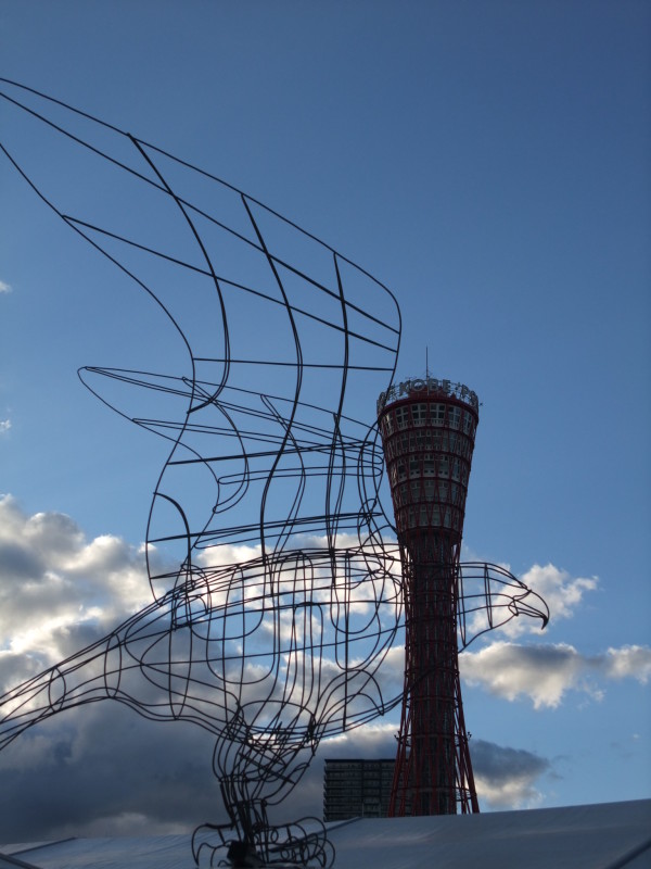 Nubi leggere in volo alla Biennale d'arte nel parco Meriken lungo il mare. Kobe, 15 novembre 2015.