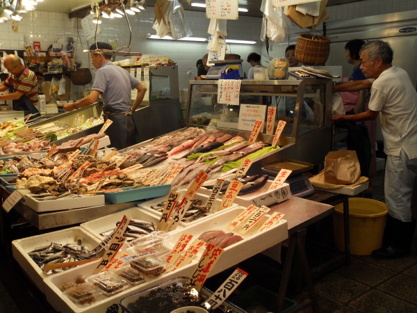 Pesce freschissimo al mercato Nishiki di Kyoto.  Agosto 2013-