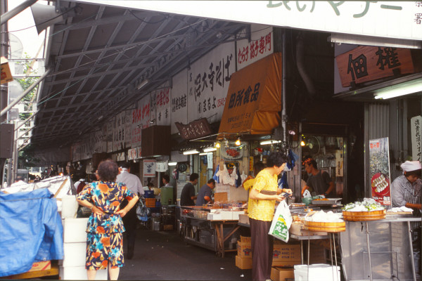 All'esterno di Tsukiji, il mercato del pesce di Tōkyō. Estate di un anno che non ricordo (1998?).