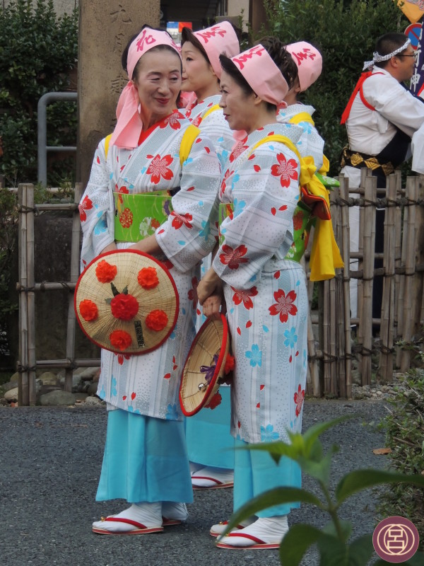 In attesa che inizi la danza. Yamagata, hanagasa matsuri, 6 agosto 2013.